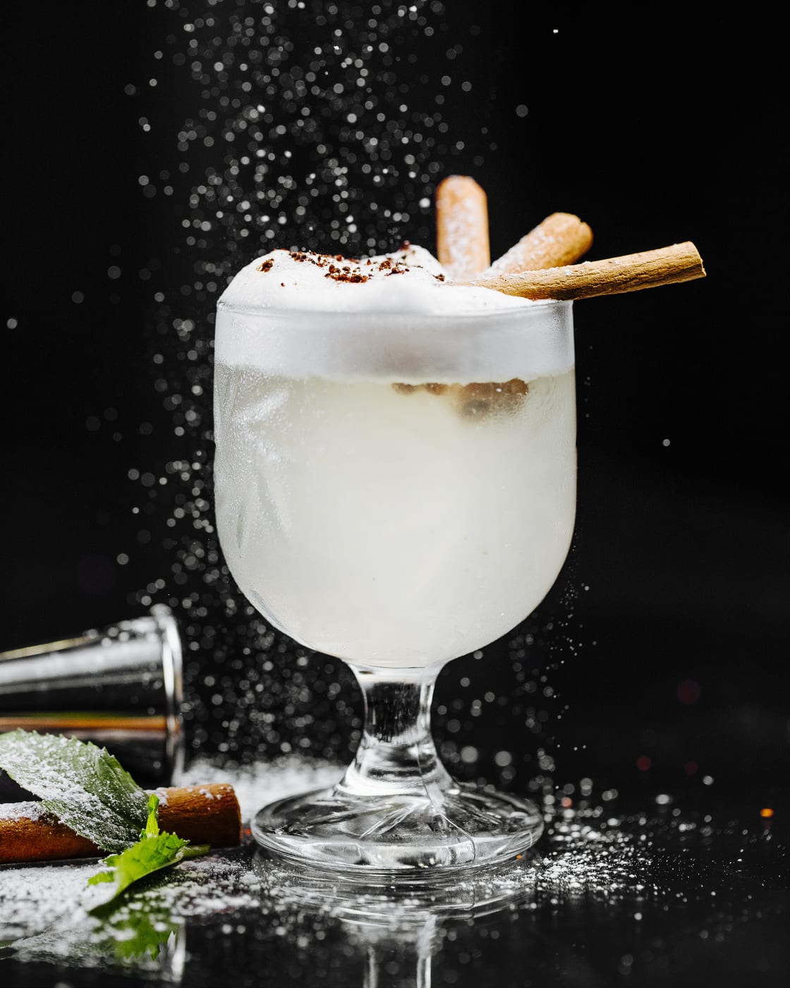Cóctel de autor con espuma y canela